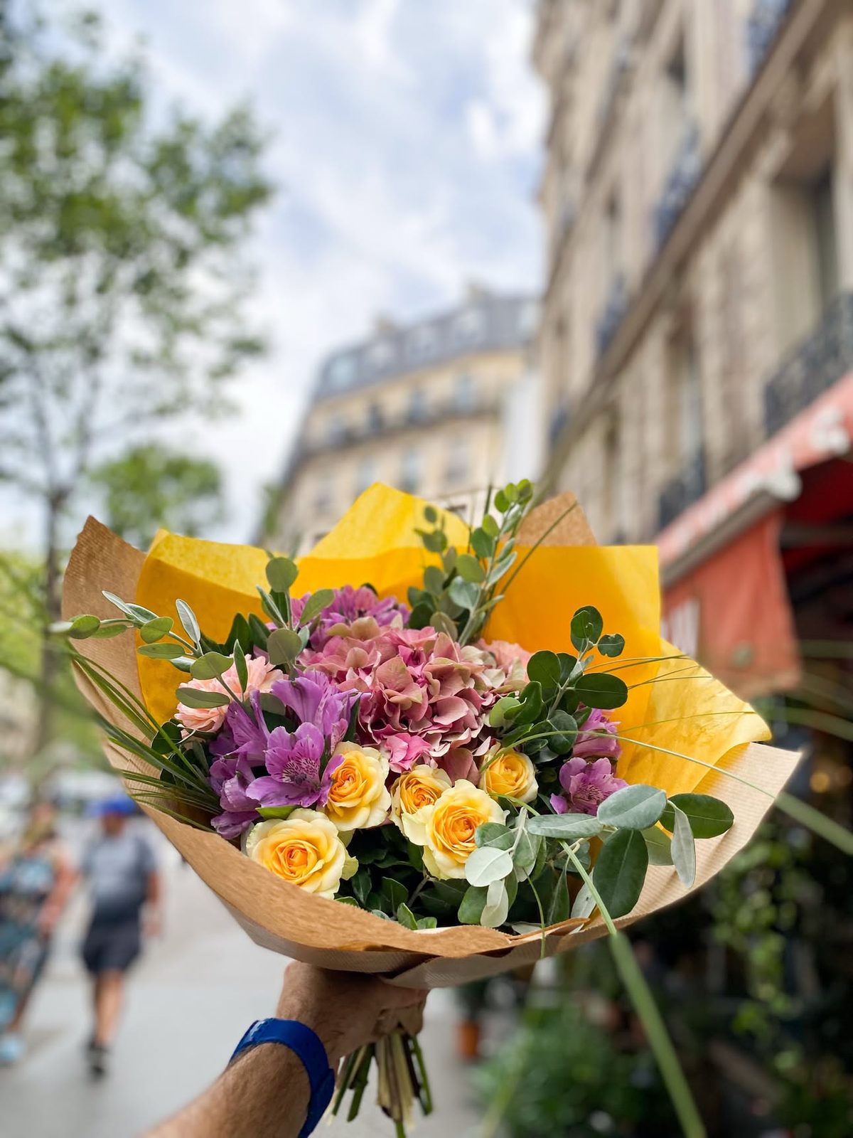 Bouquet d’hortensia, roses et alstroemères