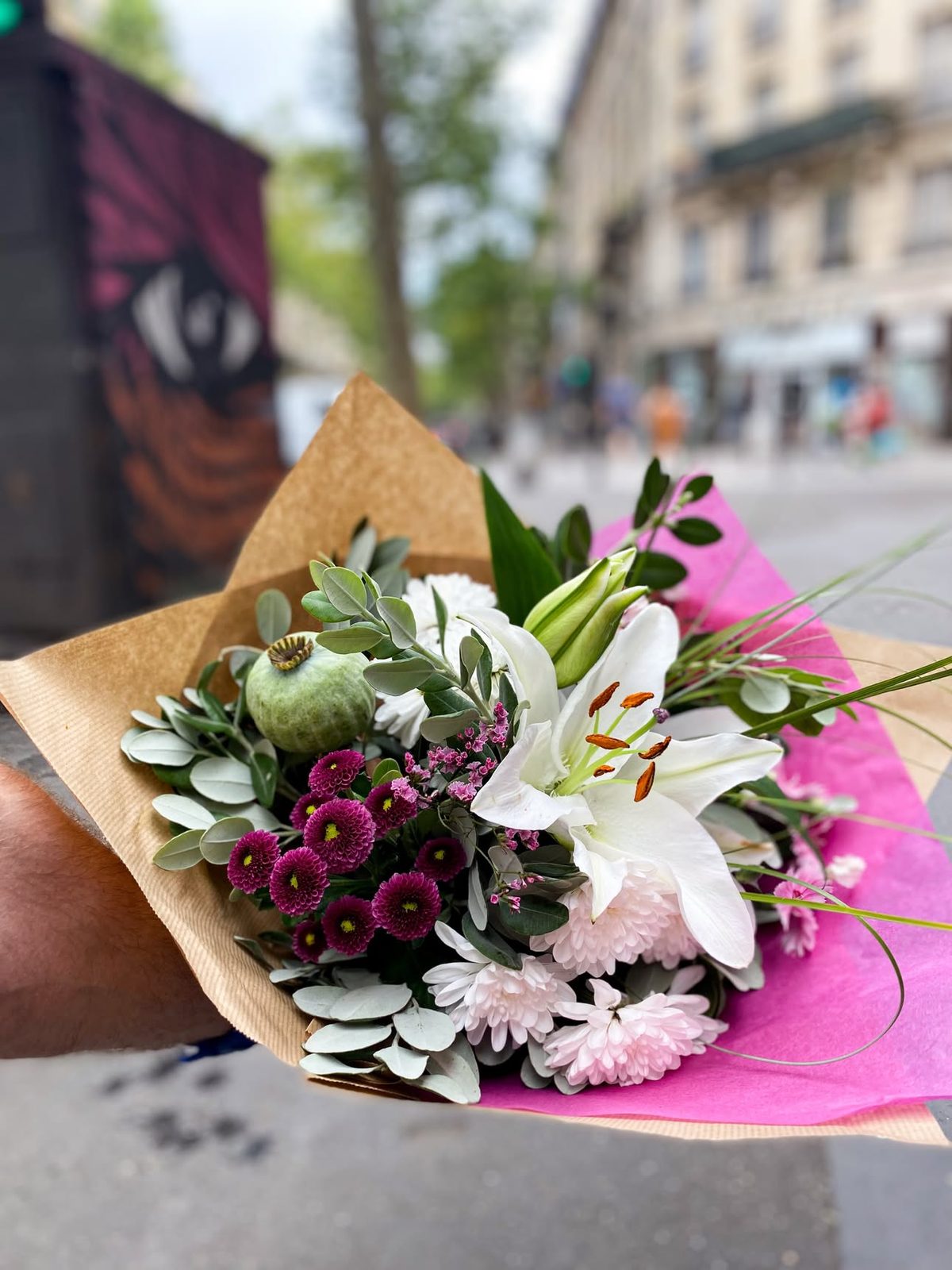 Bouquet de lys blancs et chrysanthèmes