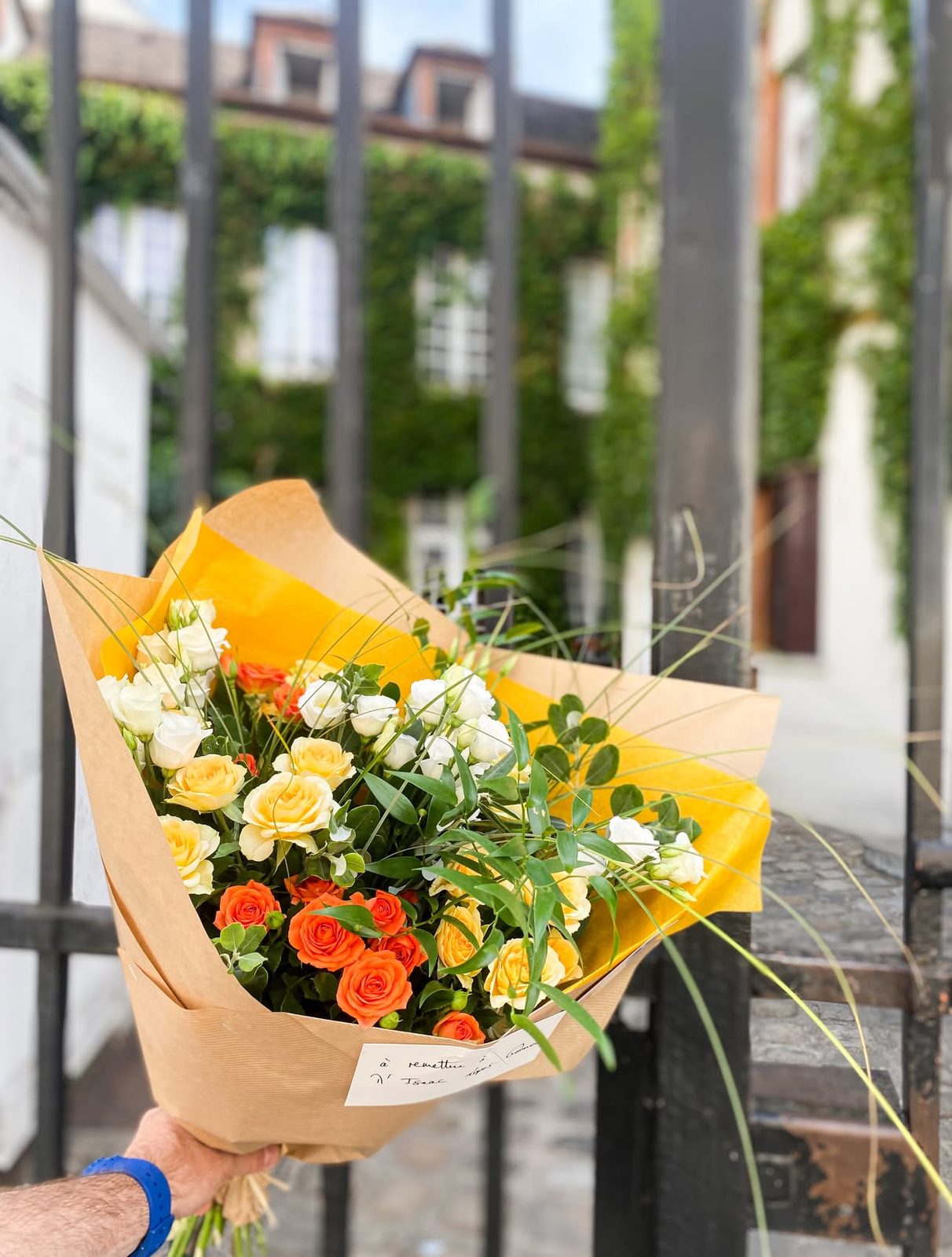 Bouquet orange et jaune dans son papier kraft
