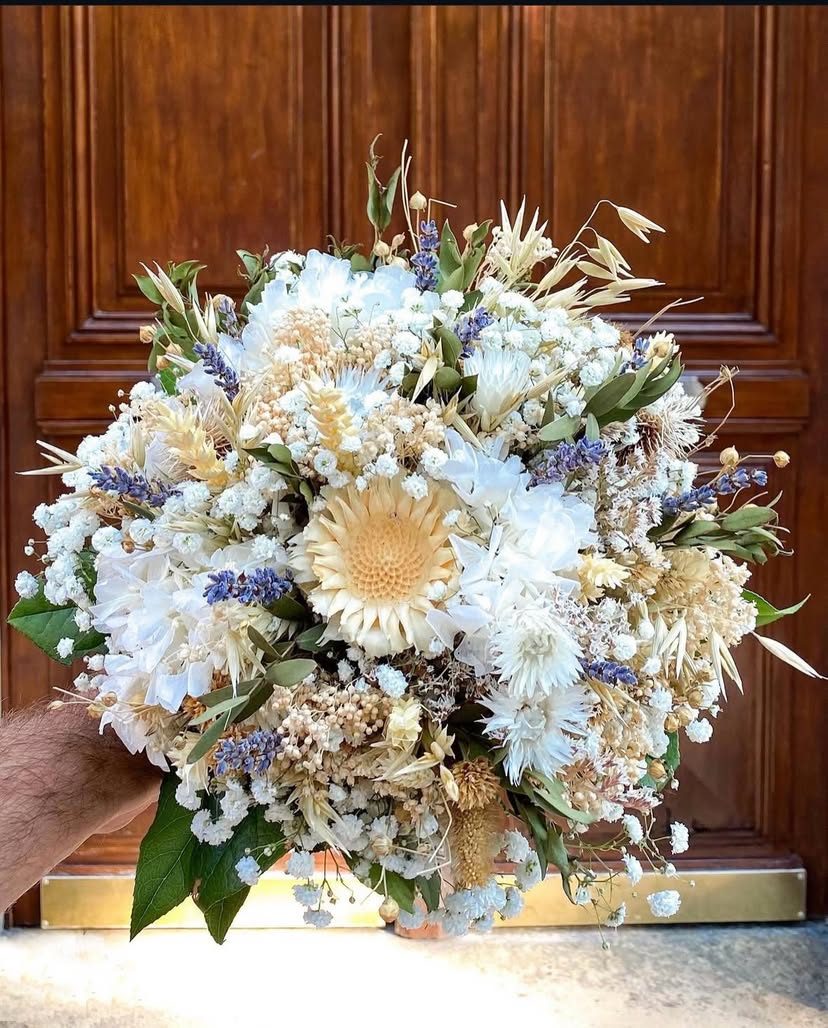 Bouquet de mariée en fleurs séchées, blanc et bleu